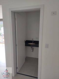 Cobertura tipo studio novíssimo, com área de 60m2 privativos, 1 vaga coberta, condomínio com piscina