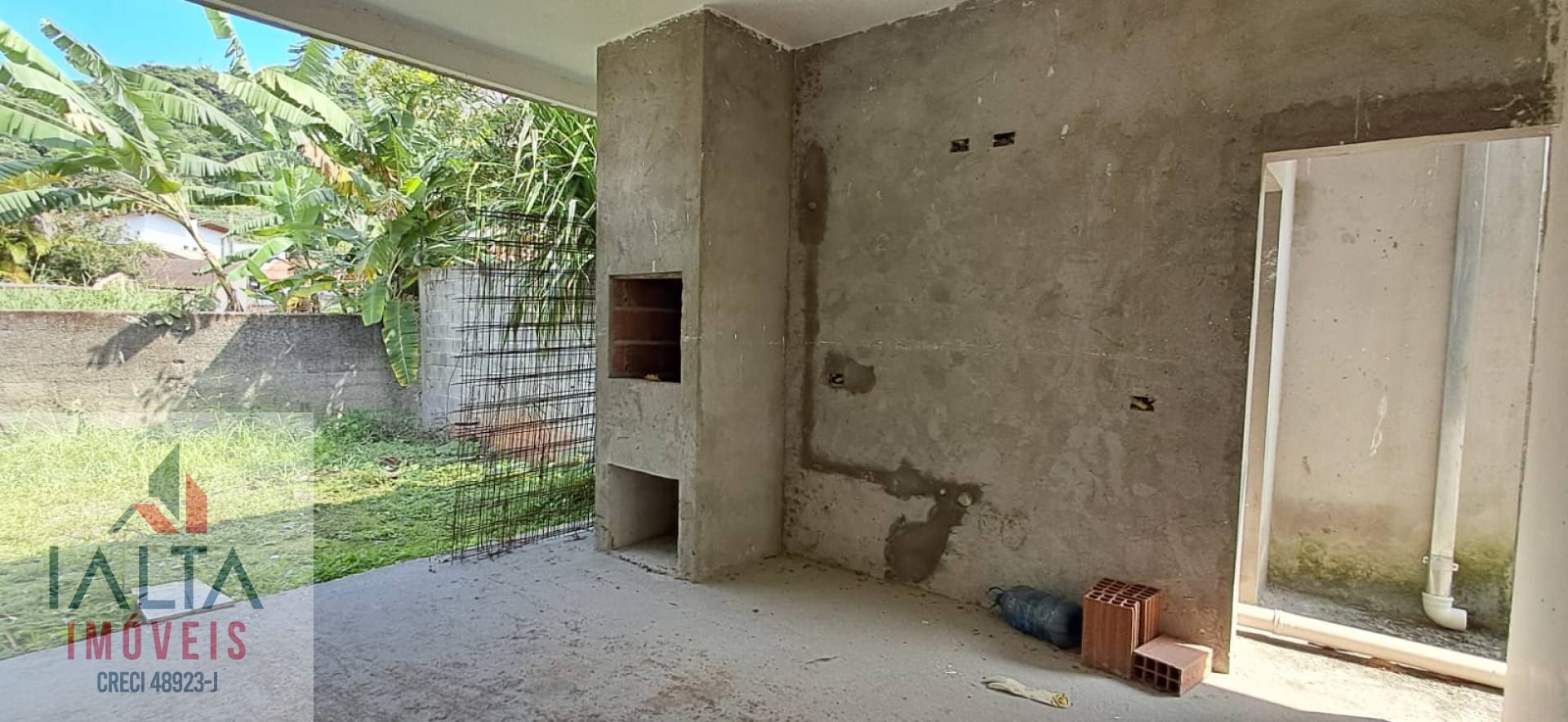 Casa à venda na Martim de Sá, Caraguatatuba | 3 Quartos (1 Suíte) e Amplo Quintal