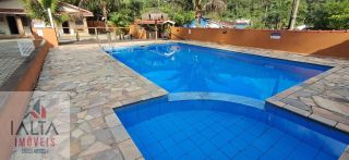 Pousada à venda em Caraguatatuba com 8 chalés e piscina em condomínio fechado