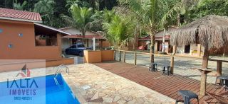 Pousada à venda em Caraguatatuba com 8 chalés e piscina em condomínio fechado