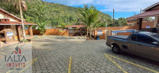 Pousada à venda em Caraguatatuba com 8 chalés e piscina em condomínio fechado