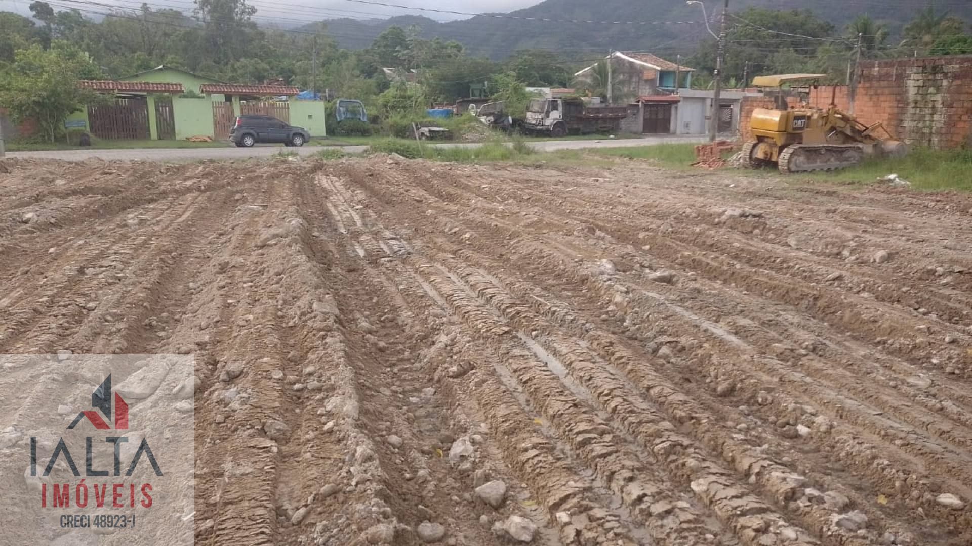 Terreno aterrado no Jardim Gaivotas, Caraguatatuba/SP