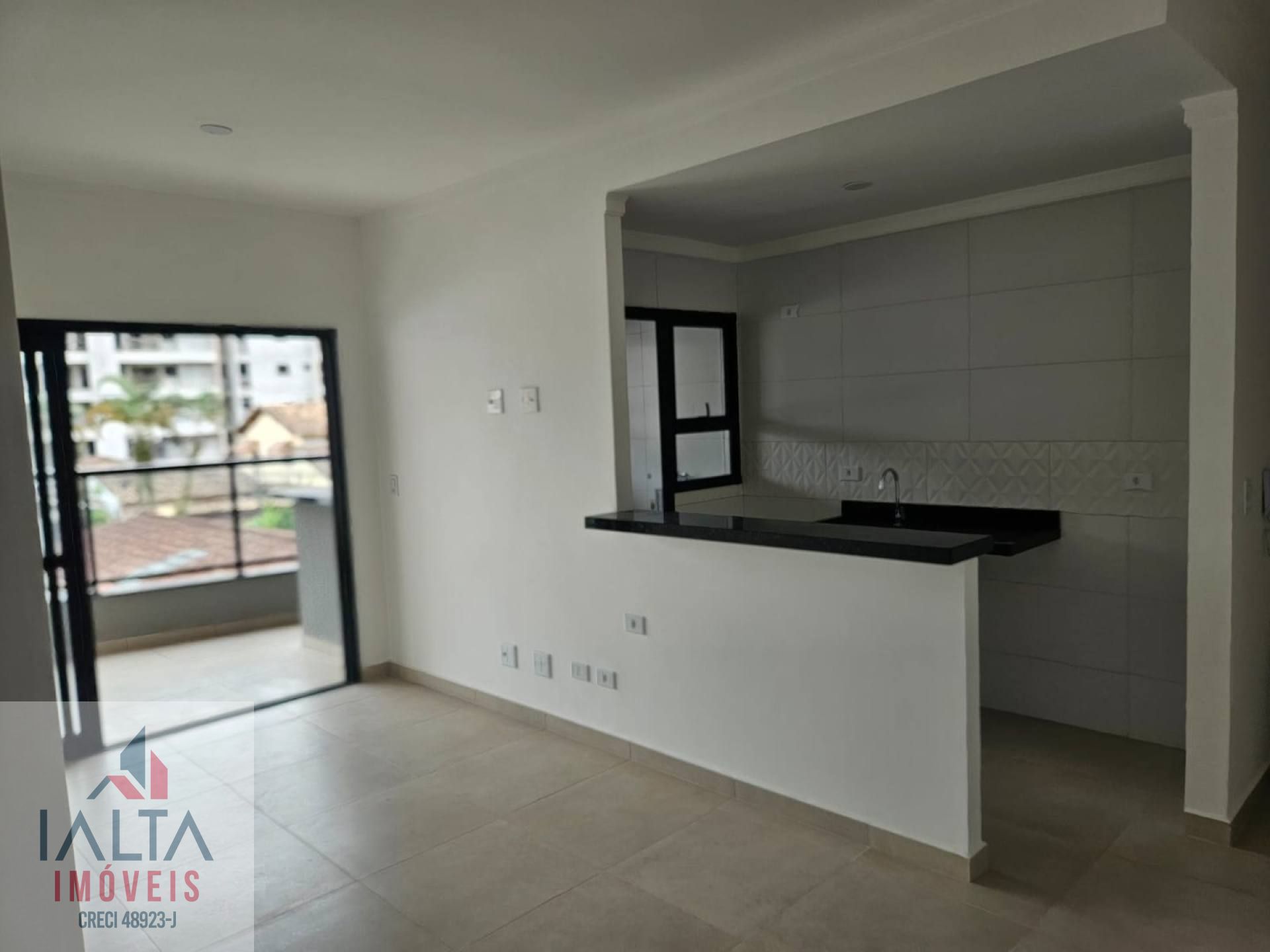 Seu Apartamento no Itaguá: 2 Dormitórios, Suíte e Lavabo a 300 m da Praia
