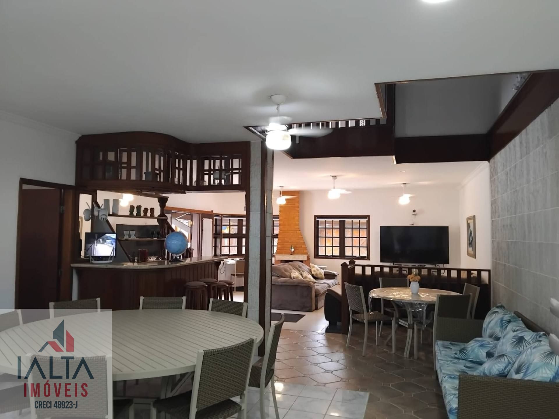 Ampla Casa na Enseada | Ideal para Moradia, Pousada ou Investimento.