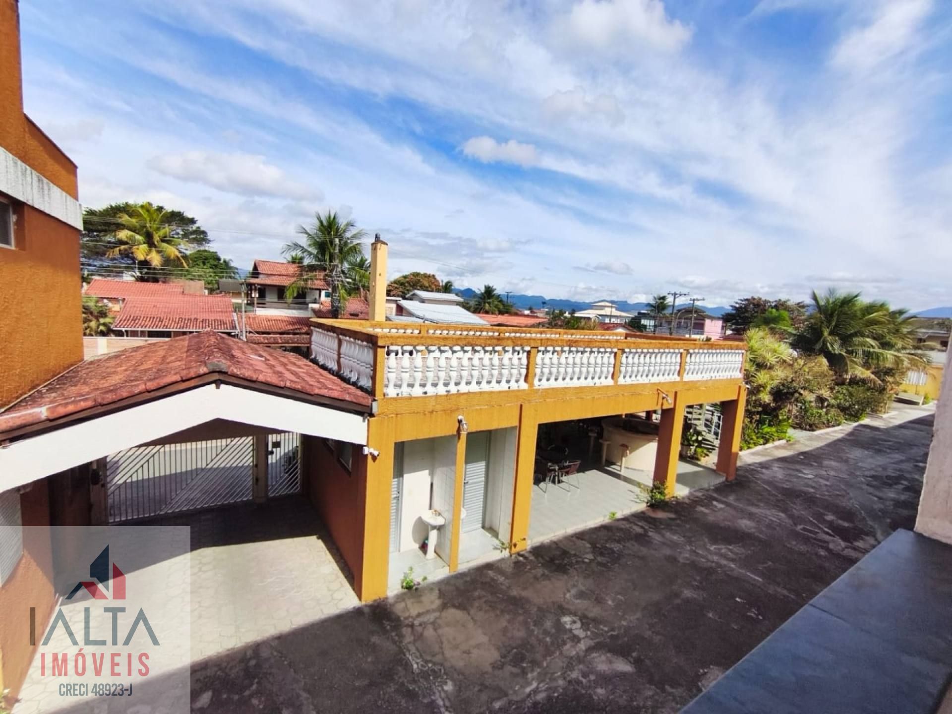 Casa à venda no Jardim Britânia com 2 quartos, churrasqueira e a 120m da praia em Caraguatatuba