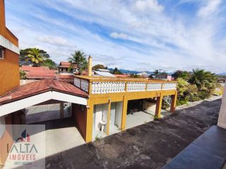 Casa à venda no Jardim Britânia com 2 quartos, churrasqueira e a 120m da praia em Caraguatatuba