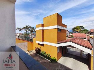 Casa à venda no Jardim Britânia com 2 quartos, churrasqueira e a 120m da praia em Caraguatatuba