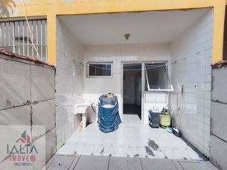 Casa à venda no Jardim Britânia com 2 quartos, churrasqueira e a 120m da praia em Caraguatatuba