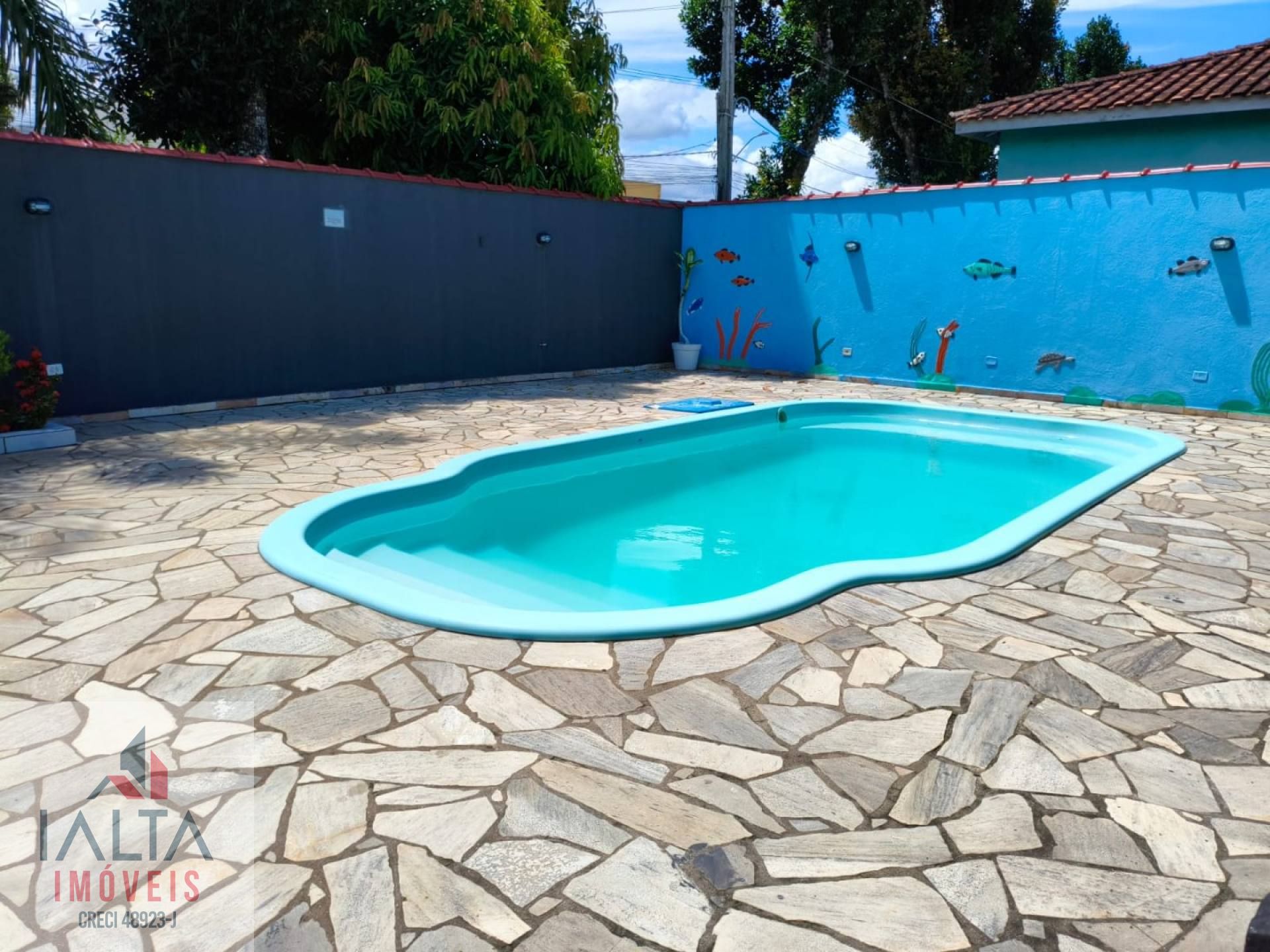 Casa à venda na Praia das Palmeiras com 3 quartos, piscina e salão de festas em Caraguatatuba