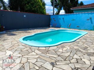 Casa à venda na Praia das Palmeiras com 3 quartos, piscina e salão de festas em Caraguatatuba