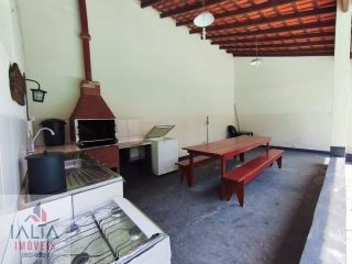 Casa à venda na Praia das Palmeiras com 3 quartos, piscina e salão de festas em Caraguatatuba