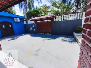 Casa à venda na Praia das Palmeiras com 3 quartos, piscina e salão de festas em Caraguatatuba