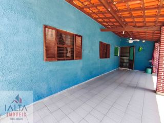 Casa à venda na Praia das Palmeiras com 3 quartos, piscina e salão de festas em Caraguatatuba