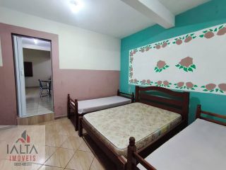 Casa à venda na Praia das Palmeiras com 3 quartos, piscina e salão de festas em Caraguatatuba