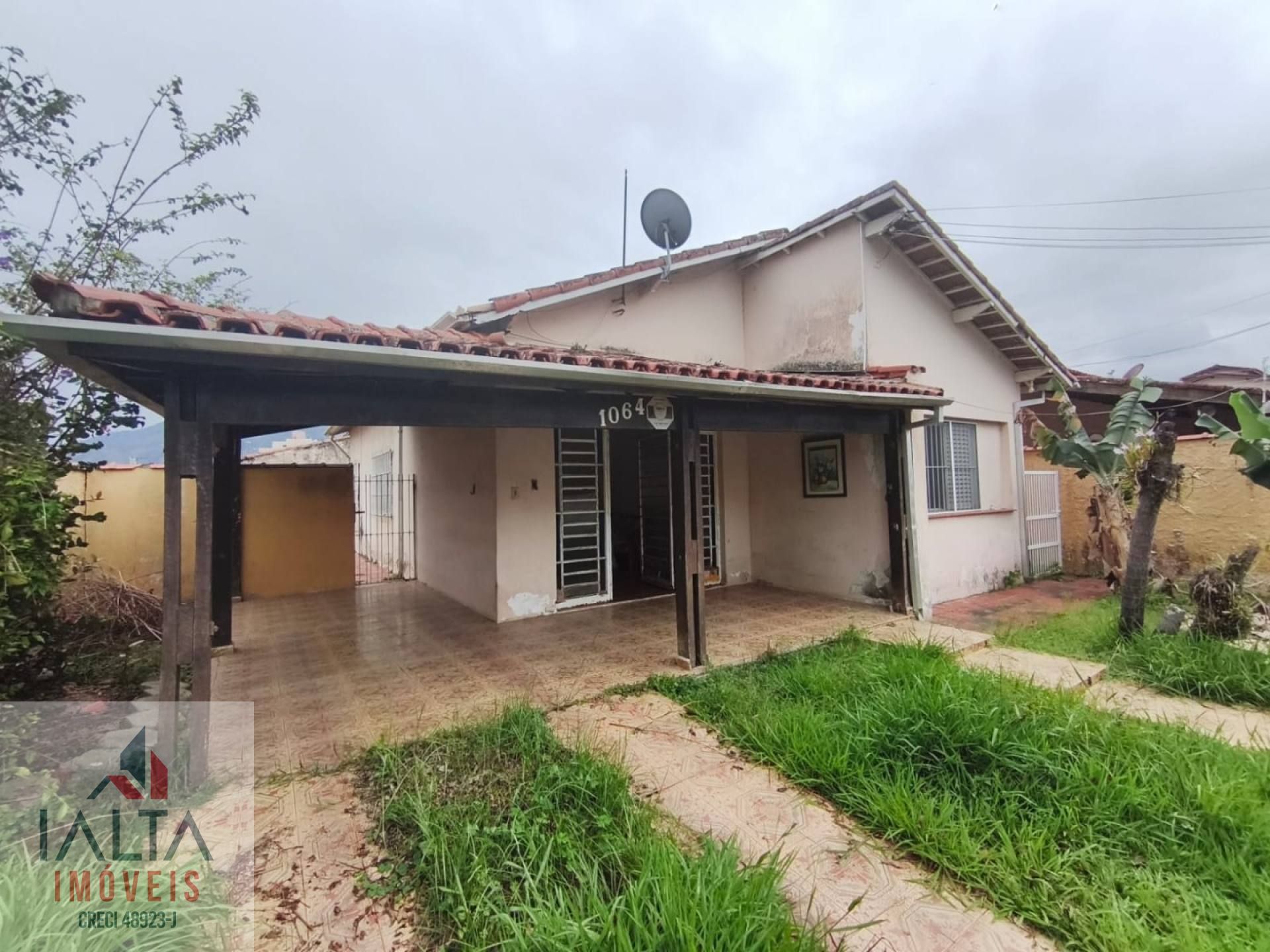Casa à venda no Indaiá com 3 quartos, 300m² de terreno e a 250m da praia em Caraguatatuba