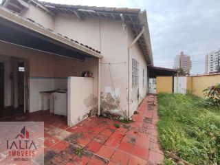 Casa à venda no Indaiá com 3 quartos, 300m² de terreno e a 250m da praia em Caraguatatuba