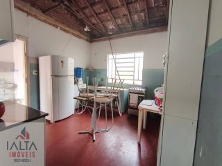 Casa à venda no Indaiá com 3 quartos, 300m² de terreno e a 250m da praia em Caraguatatuba