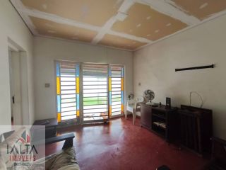 Casa à venda no Indaiá com 3 quartos, 300m² de terreno e a 250m da praia em Caraguatatuba