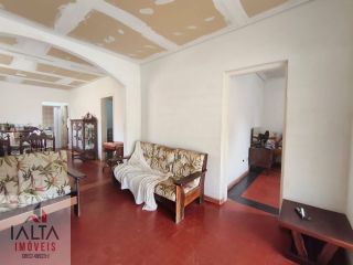 Casa à venda no Indaiá com 3 quartos, 300m² de terreno e a 250m da praia em Caraguatatuba