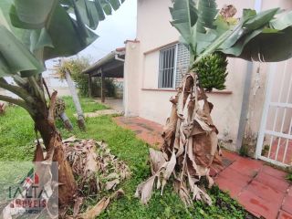 Casa à venda no Indaiá com 3 quartos, 300m² de terreno e a 250m da praia em Caraguatatuba