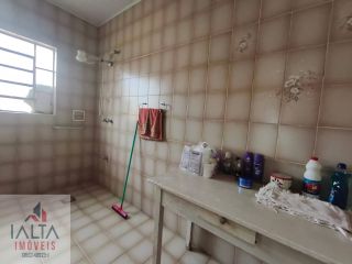 Casa à venda no Indaiá com 3 quartos, 300m² de terreno e a 250m da praia em Caraguatatuba