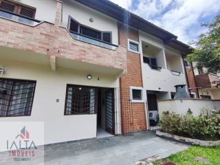 Sobrado à venda com 2 quartos e churrasqueira em condomínio fechado seguro