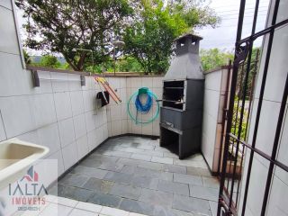 Sobrado à venda com 2 quartos e churrasqueira em condomínio fechado seguro