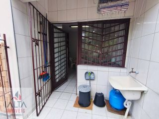 Sobrado à venda com 2 quartos e churrasqueira em condomínio fechado seguro
