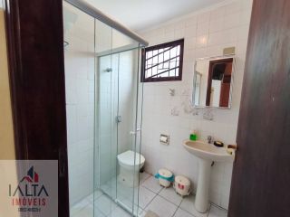 Sobrado à venda com 2 quartos e churrasqueira em condomínio fechado seguro