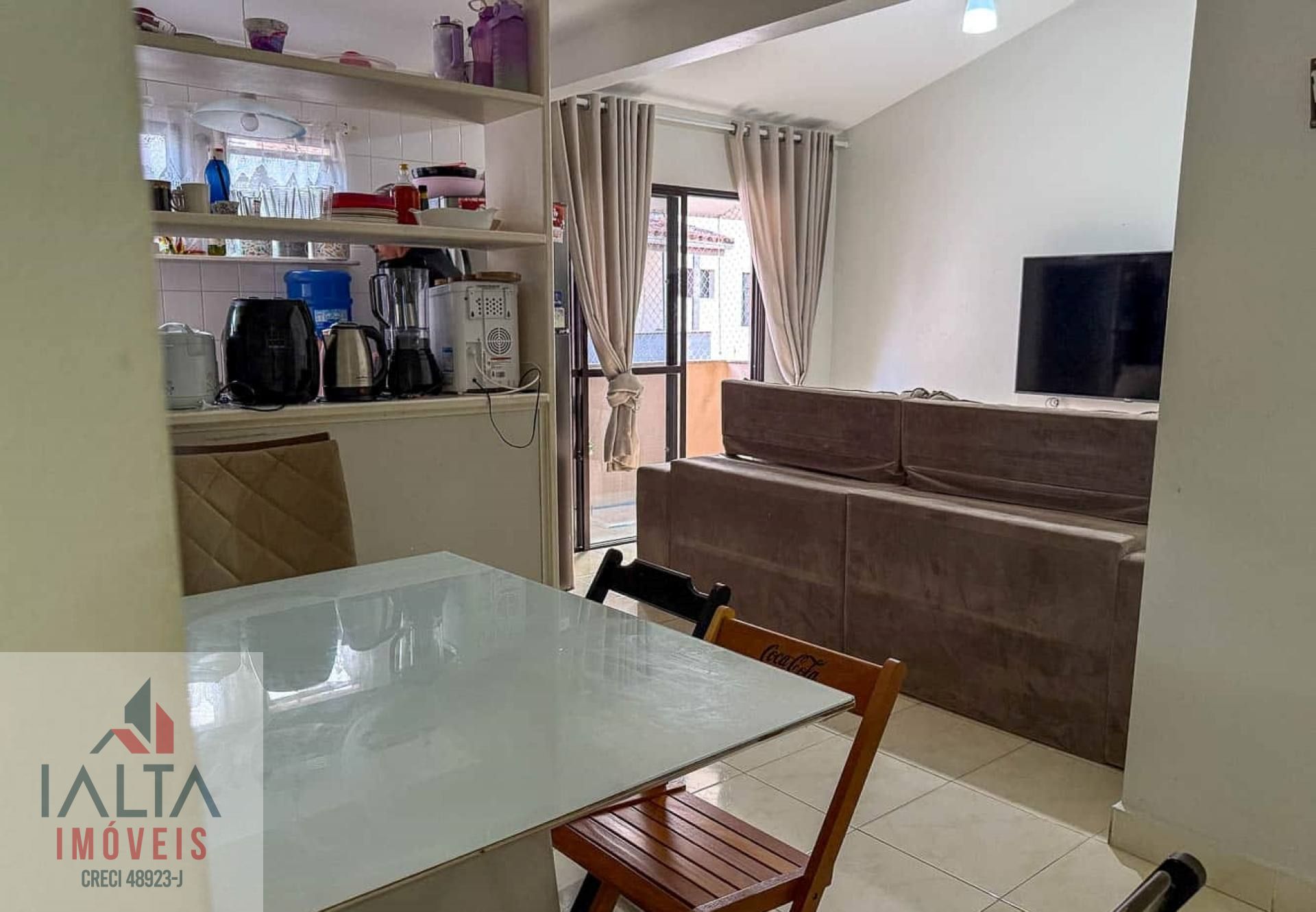 Excelente oportunidade no Itaguá, sacada, apto com 2 dormitórios, suite, sala conjugada com cozinha, piscina , churrasqueira, portão eletrônico.