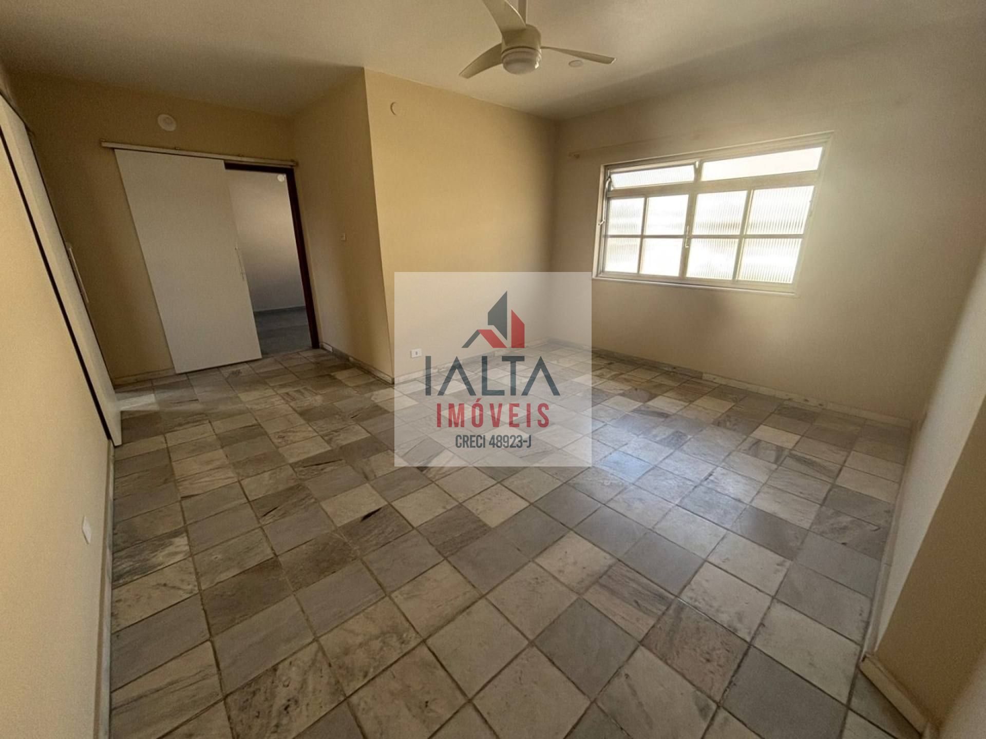 LOCAÇÃO DEFINITIVA – APARTAMENTO AMPLO NO CENTRO DE UBATUBA