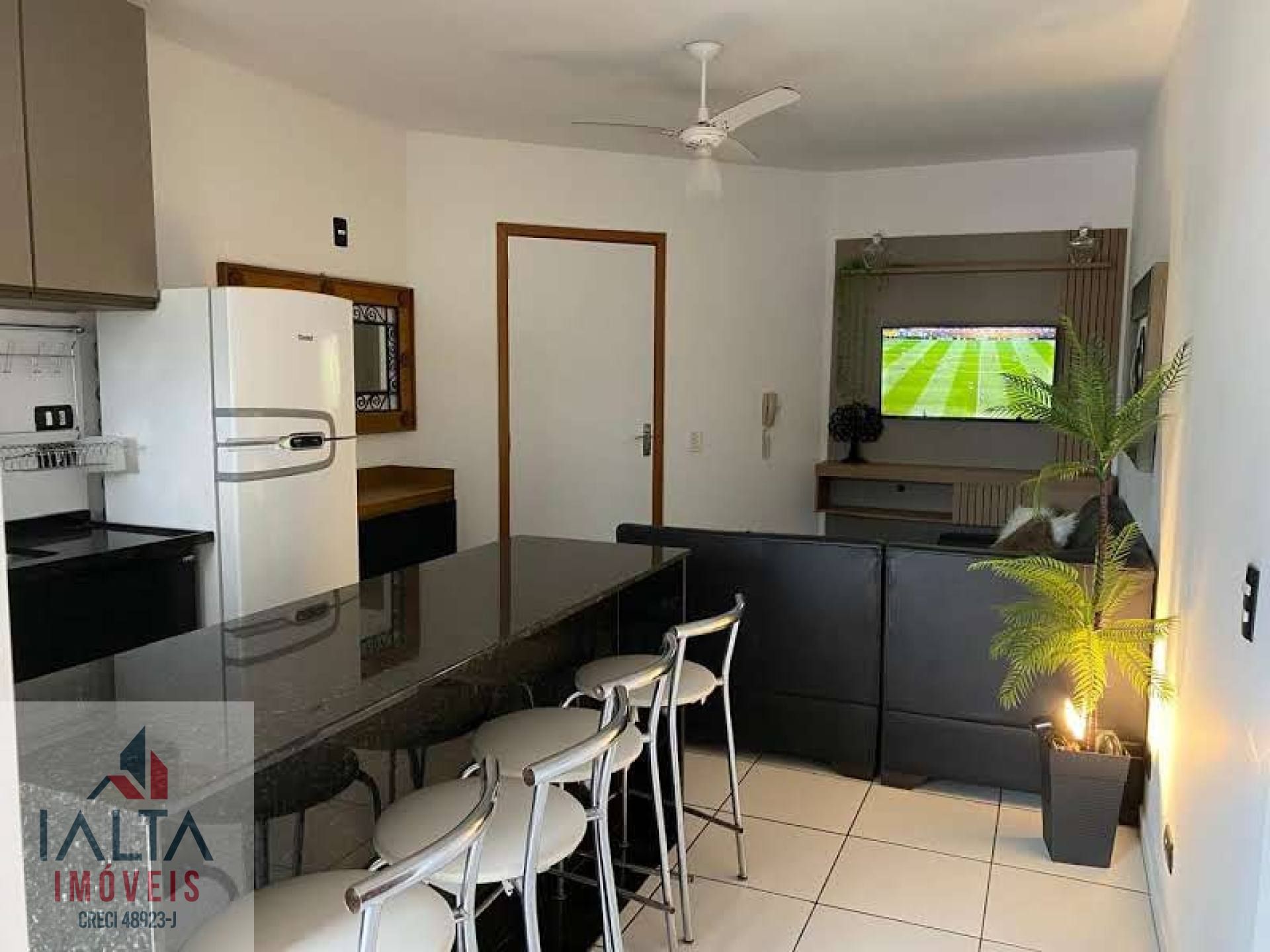 Apartamento de 2 Dormitórios no Centro de Ubatuba – 1 Suíte e 54 m²