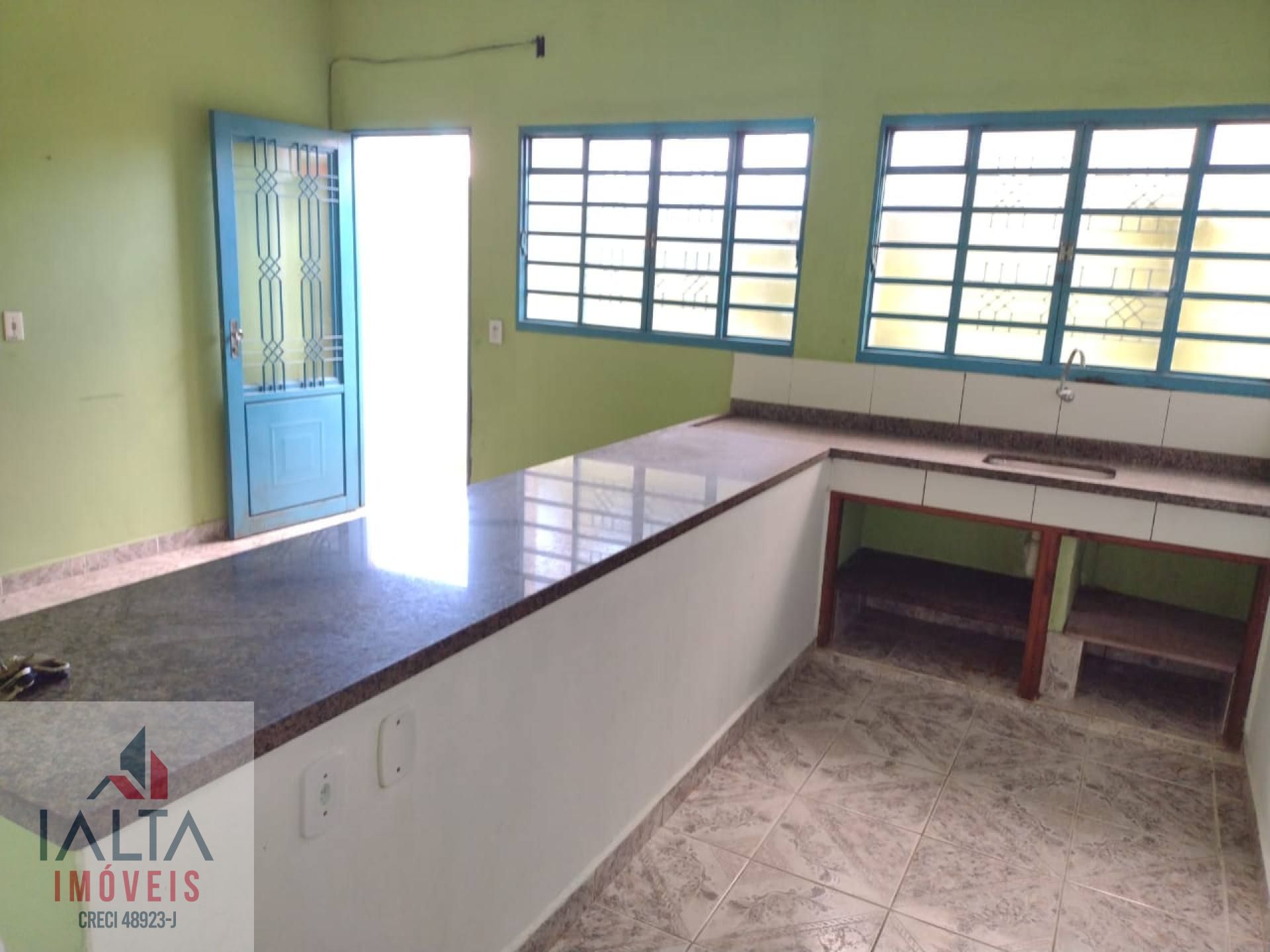 Casa térrea no bairro Estufa 1 saída fácil para o centro e praias