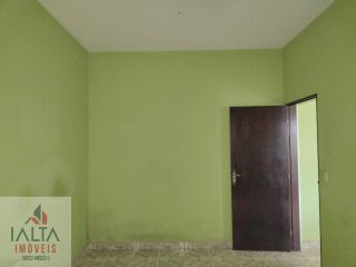Casa térrea no bairro Estufa 1 saída fácil para o centro e praias