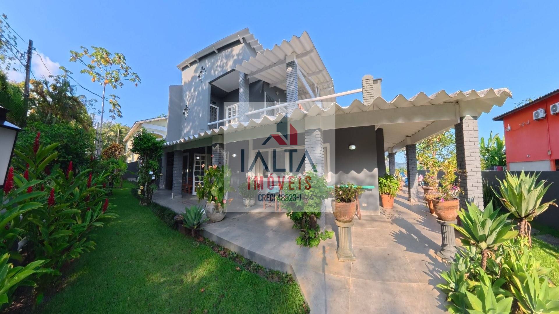 Casa de alto padrão à venda com 4 dormitórios e vista definitiva para o mar em bairro nobre