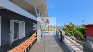 Casa de alto padrão à venda com 4 dormitórios e vista definitiva para o mar em bairro nobre