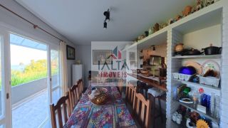 Casa de alto padrão à venda com 4 dormitórios e vista definitiva para o mar em bairro nobre