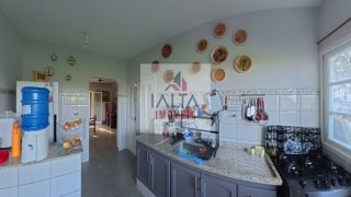 Casa de alto padrão à venda com 4 dormitórios e vista definitiva para o mar em bairro nobre