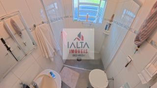 Casa de alto padrão à venda com 4 dormitórios e vista definitiva para o mar em bairro nobre