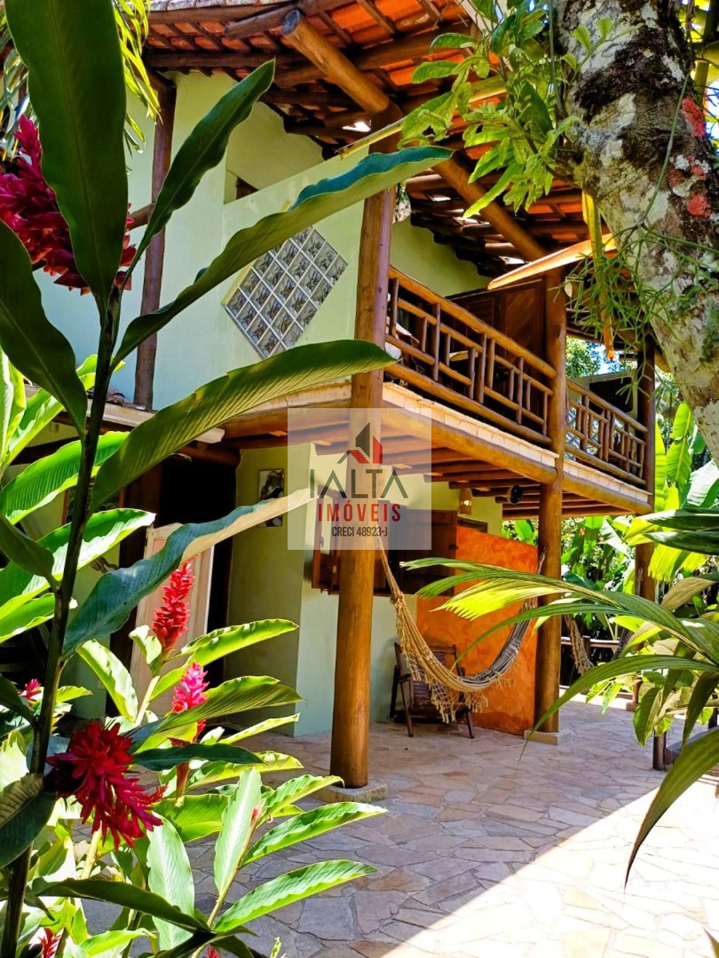 Casa em meio a mata atlântica.