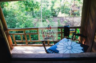Casa em meio a mata atlântica.