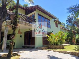 Casa em meio a mata atlântica.