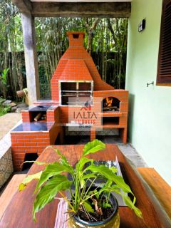 Casa em meio a mata atlântica.
