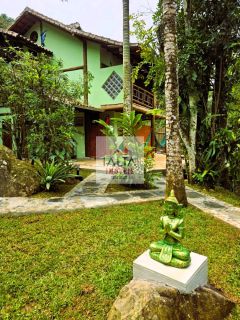 Casa em meio a mata atlântica.