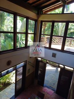 Casa em meio a mata atlântica.