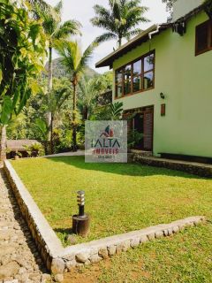 Casa em meio a mata atlântica.