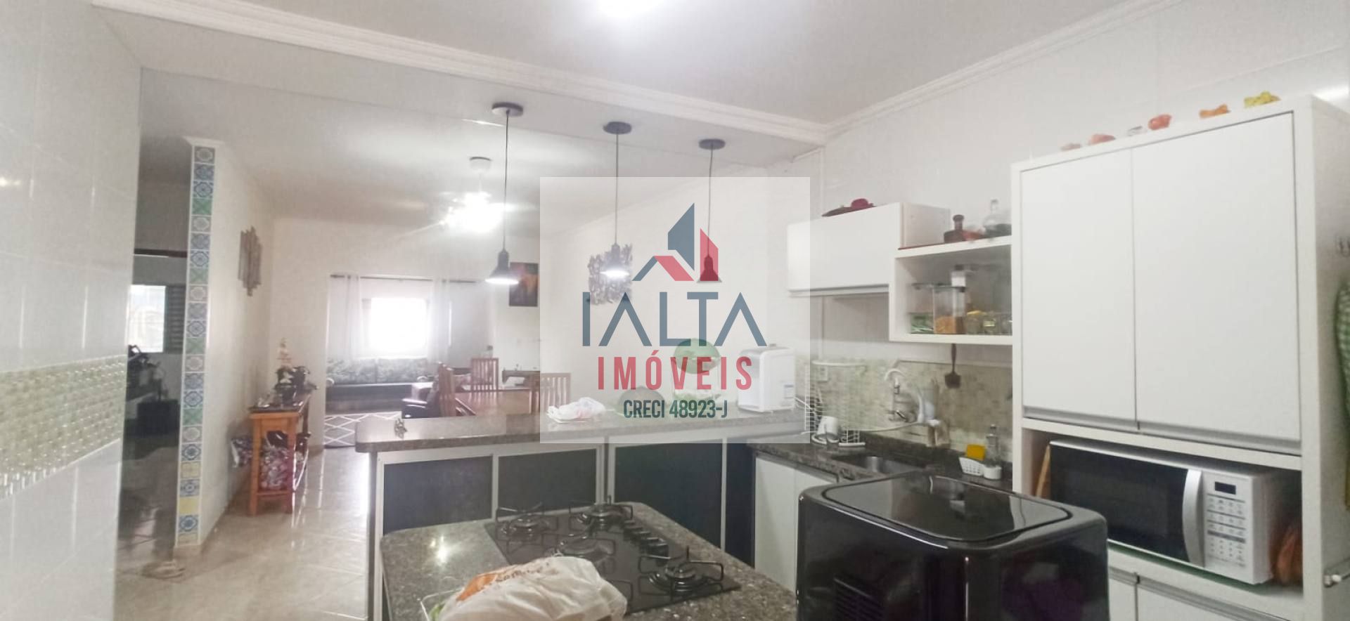 Casa Térrea com 3 Dormitórios e Piscina no Jardim Gaivotas – Caraguatatuba