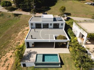 Casa à Venda no Fazenda Kurumin | 4 Suítes, Vista Livre e Piscina com Borda Infinita