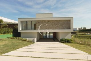 Casa à Venda no Fazenda Kurumin | 4 Suítes, Vista Livre e Piscina com Borda Infinita