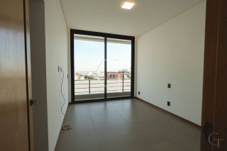 Casa à Venda no Fazenda Kurumin | 4 Suítes, Vista Livre e Piscina com Borda Infinita